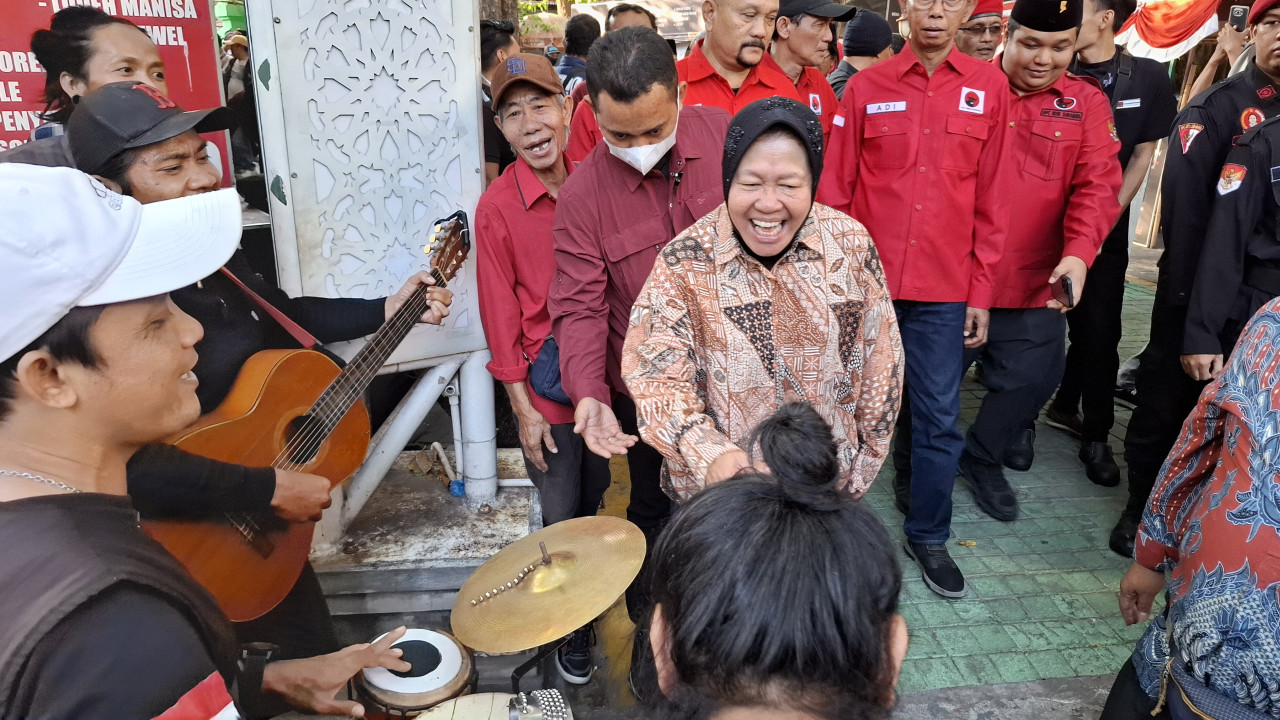 Tri Rismaharini saat menyapa pengamen di Taman Bungkul Surabaya (foto: Ni'am Kurniawan/jatimnow.com)