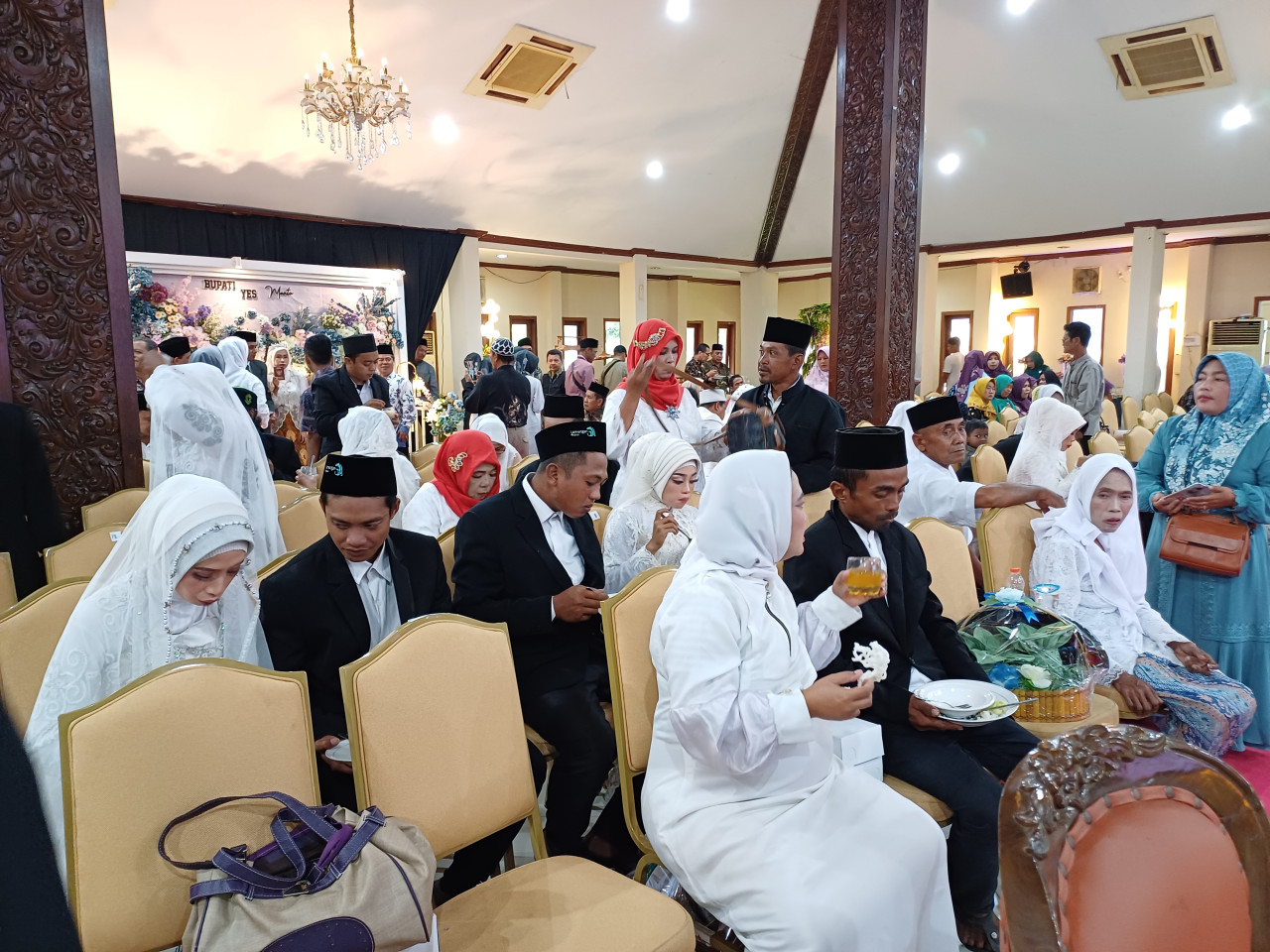 27 pasangan lengkap dengan busana pengantin usai mengikuti prosesi ngunduh mantu di Pendopo Lokantantra Lamongan. (Foto: Adyad Ammy Iffansah/jatimnow.com)