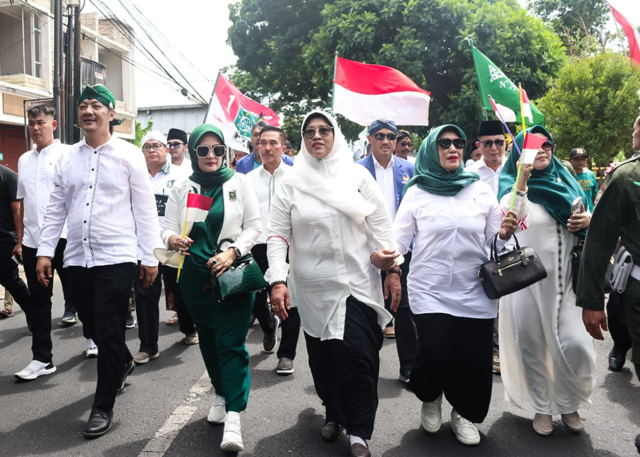 Deny Widyanarko dan Mudawamah saat mendaftar ke KPU Kabupaten Kediri. (Foto: Galuh for jatimnow.com)