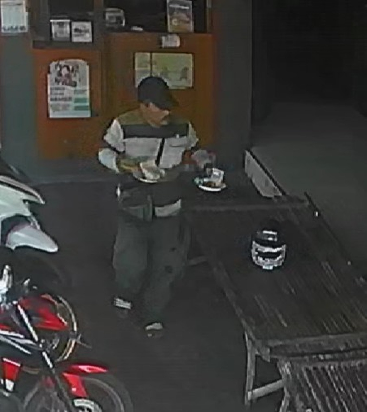 Terduga pelaku saat di angkringan Kalem (Foto: Tangkapan layar kamera CCTV)cctv)