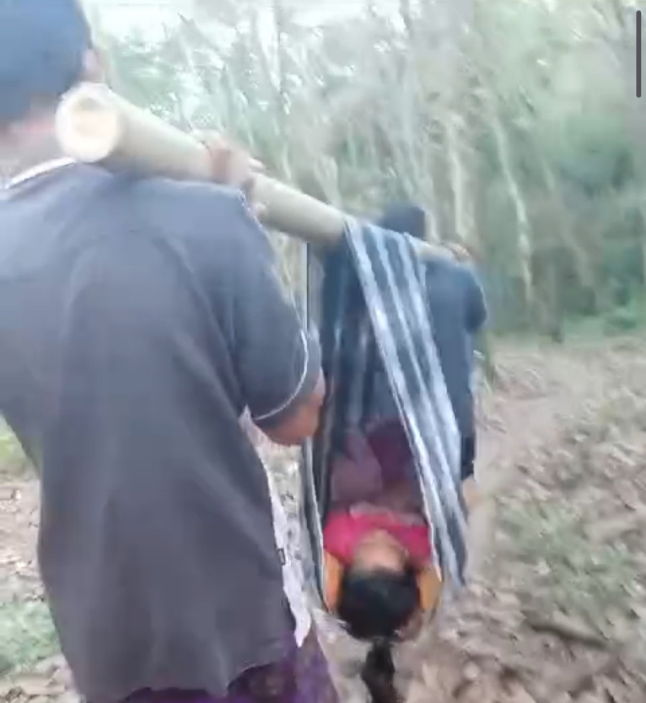 Warga tandu anak yang sakit (Foto: Tangkapan layar media sosial)