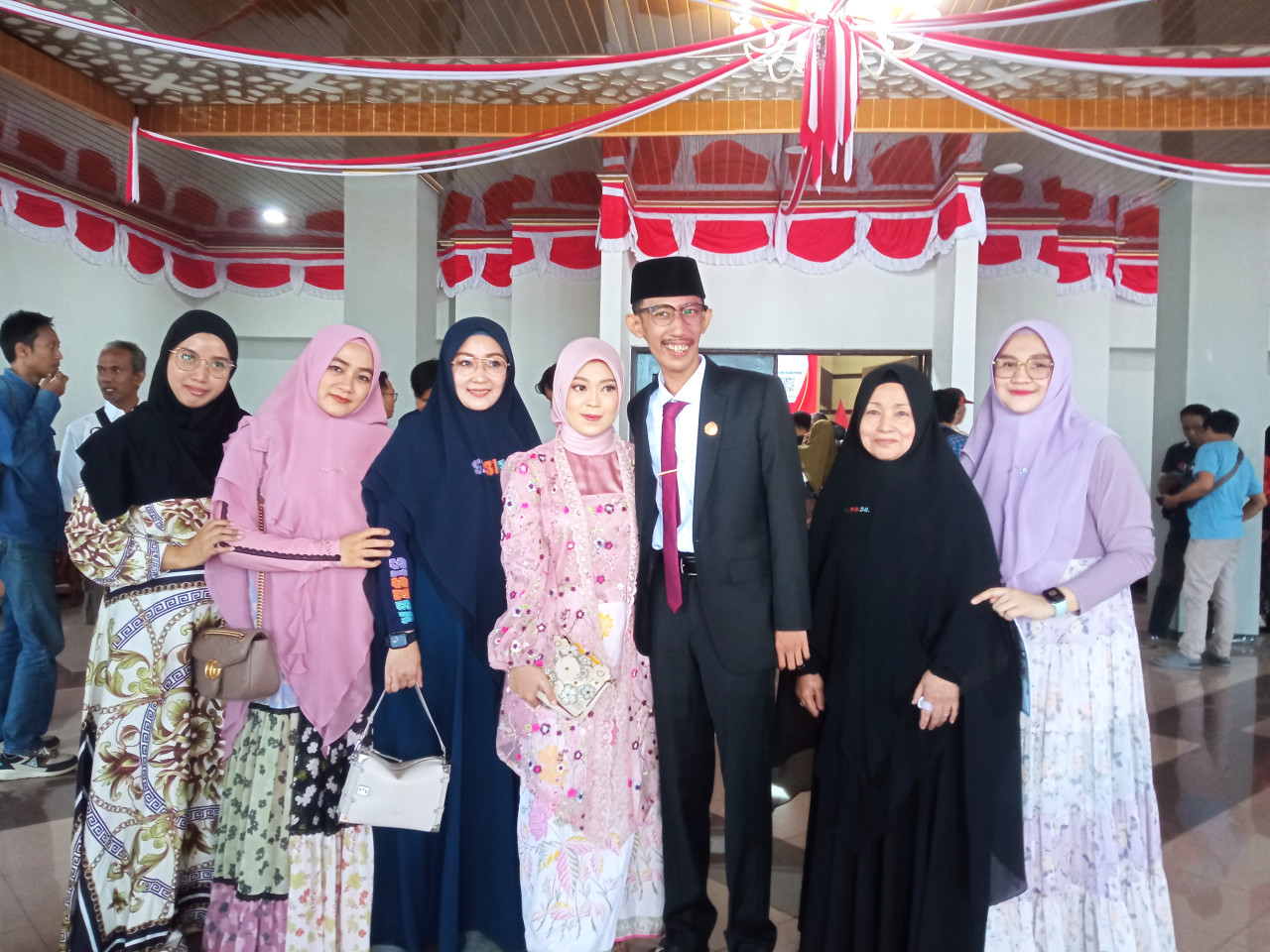 Anggota DPRD Jember termuda Achmad Syahri As Sidiqi foto bersama keluarga. (Foto: Sugianto/jatimnow.com)