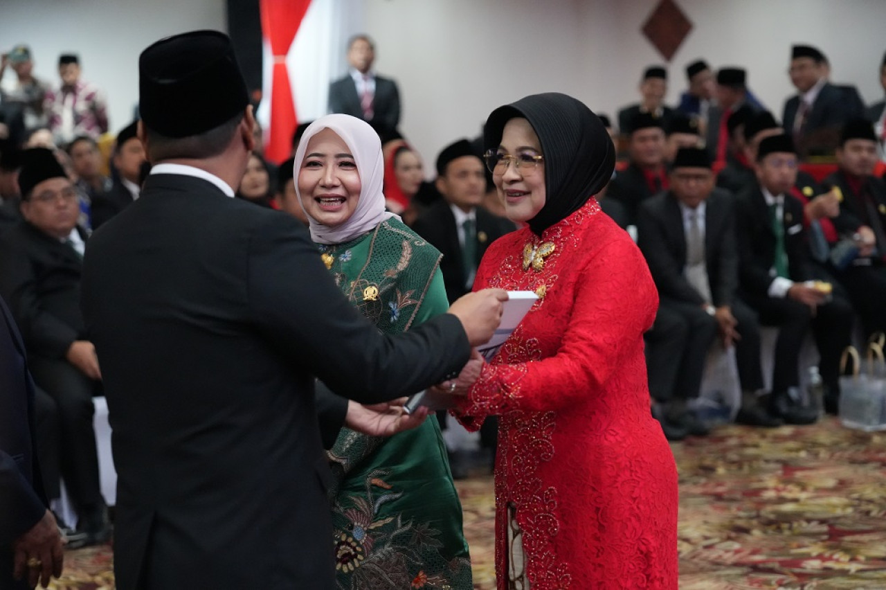 Anik Maslachah dan Wara Sundari Renny Pramana. (Foto: Humas DPRD Jatim)