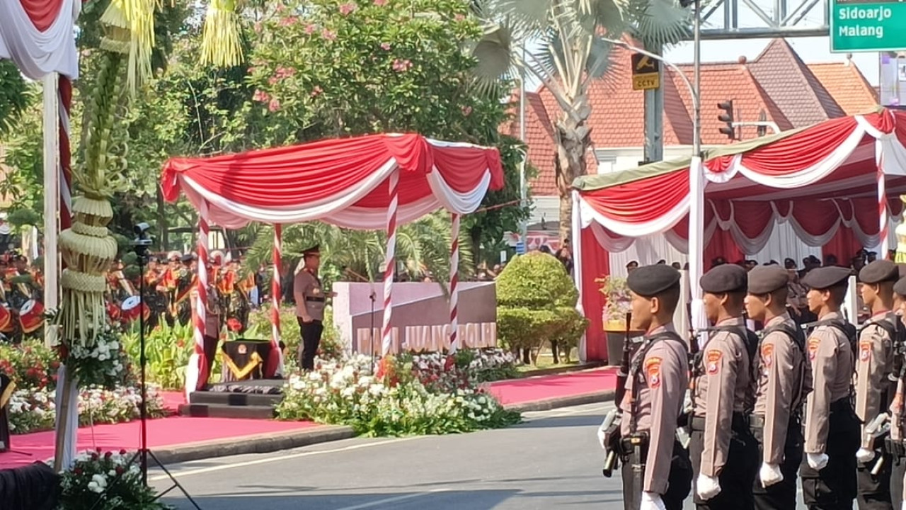 Kapolri Jenderal Listyo Sigit Prabowo memimpin apel pertama peringatan Hari Juang Polri di depan Monumen Perjuangan Polri. (Foto-foto: Misbahul Munir/jatimnow.com)