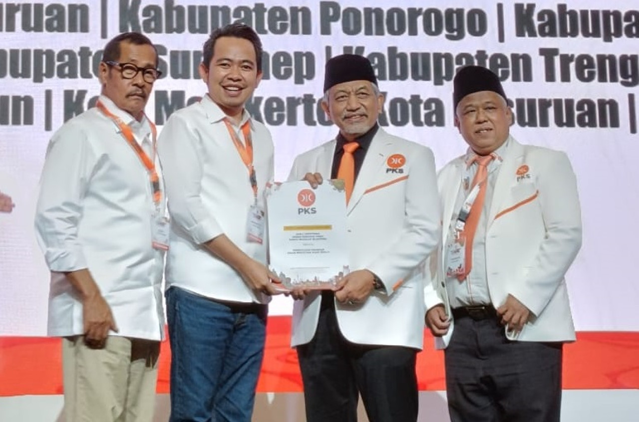 Gus Fawait menerima secara resmi dokumen dukungan B1-KWK dari DPP PKS. (Foto: Khus for jatimnow.com)