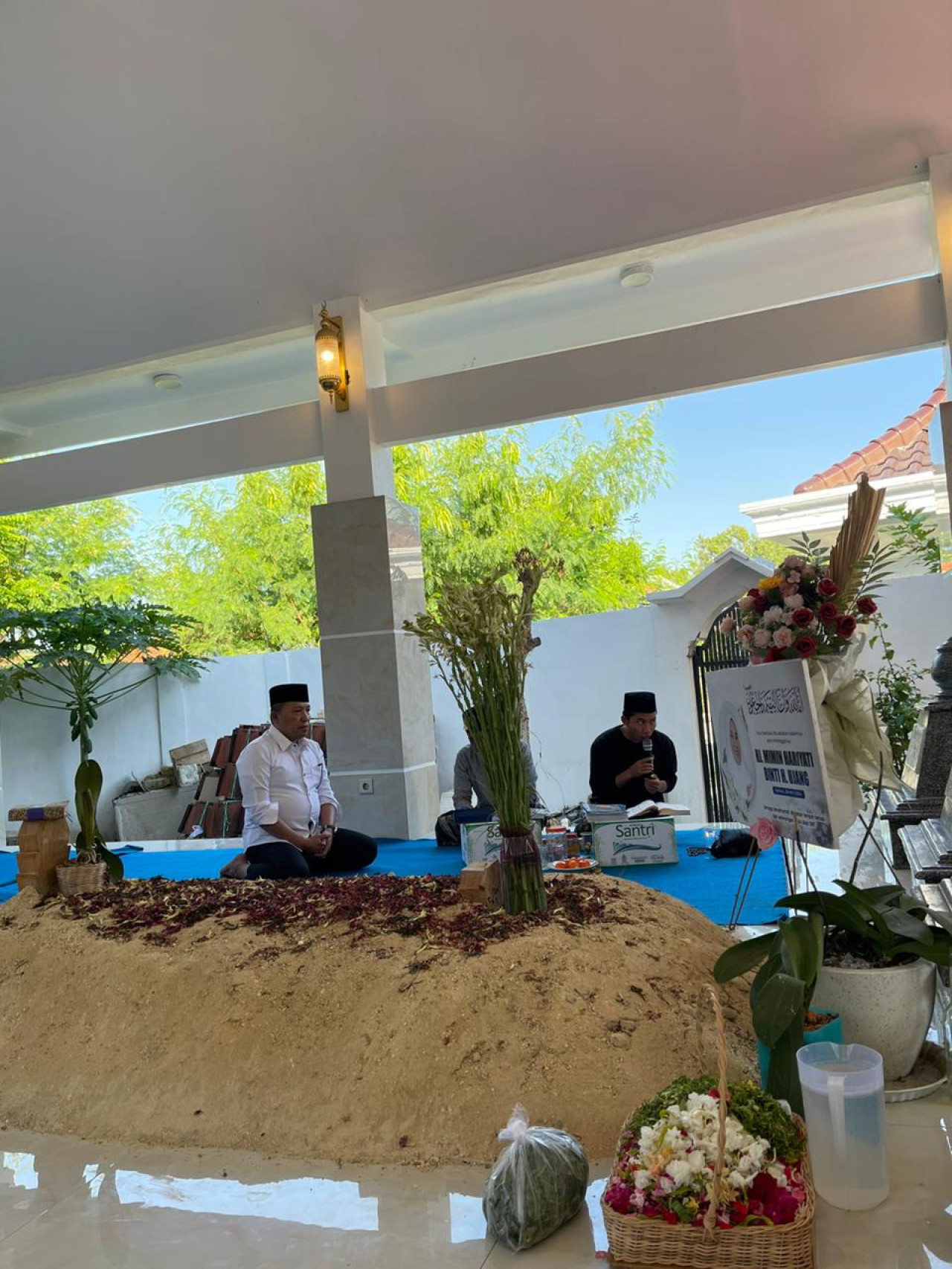 H. Slamet Junaidi berziarah ke makam keluarga dan mendiang Hj Mimin Slamet Junaidi. (Foto: Fathor Rahman/jatimnow.com)