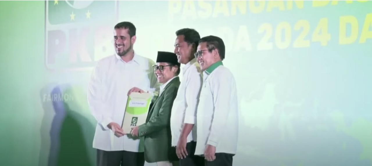 Dari kiri, Habib Hadi bersama dengan Zainal Arifin saat menerima surat rekom dari ketum PKB Muhaimin Iskandar (Foto: Tangkapan layar Youtube DPP PKB)