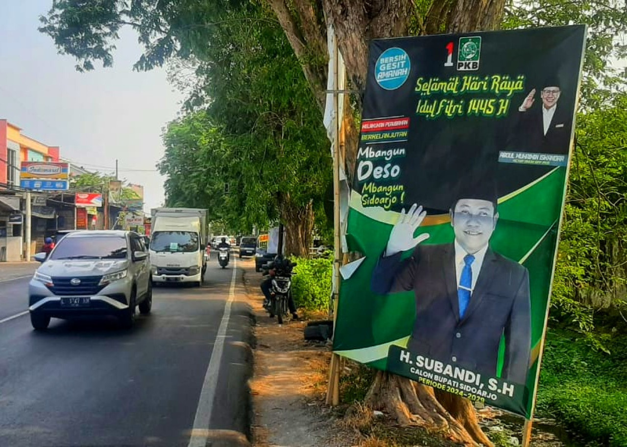 Baliho Subandi bertebaran di Sidoarjo. (Foto: Ahaddiini HM/jatimnow.com)