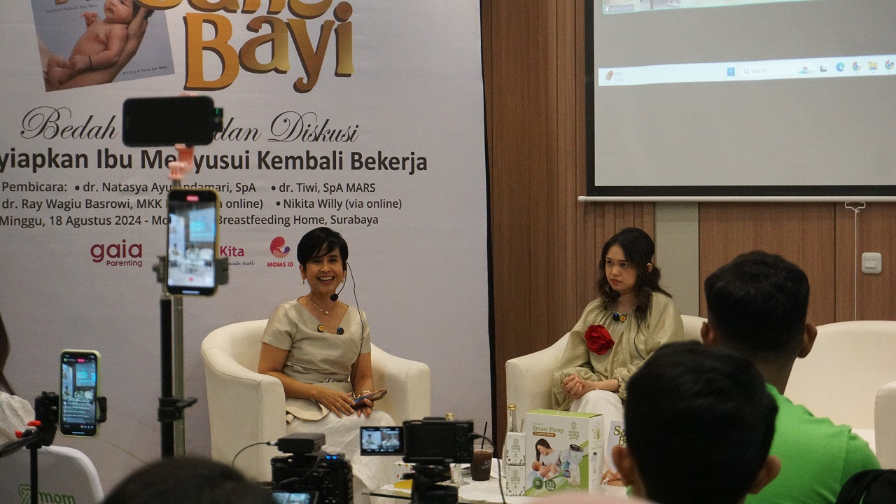 Mom Uung bersama dr Tiwi saat bedah buku Sang Bayi bersama para ibu hamil dan menyusui di Surabaya (Foto: Mom Uung for jatimnow.com)