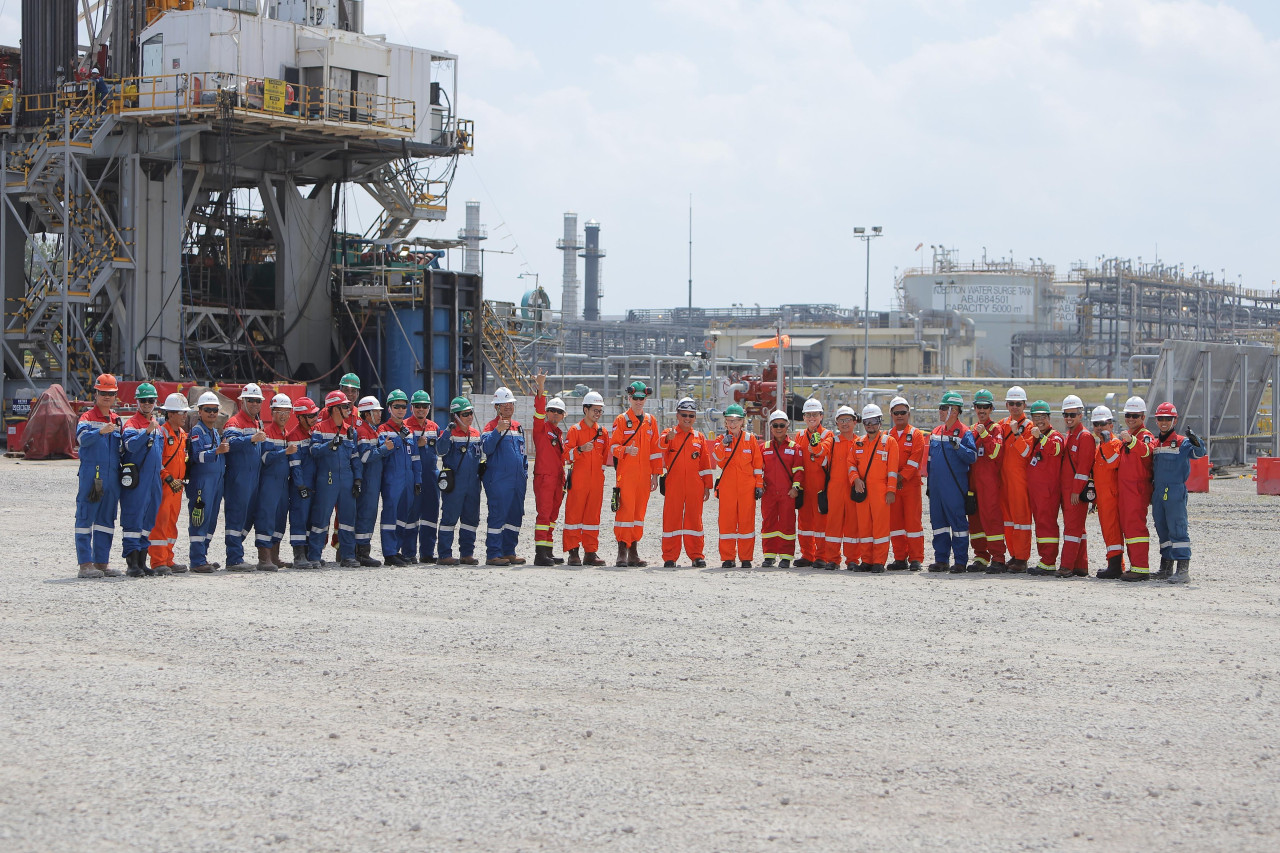 Menteri ESDM Arifin Tasrif didampingi PJ Bupati Bojonegoro, Kepala SKK Migas serta Presiden ExxonMobil Indonesia Carole Gall saat mengunjungi lapangan pengeboran Banyu Urip (dok. Humas ExxonMobil for Jatimnow.com)