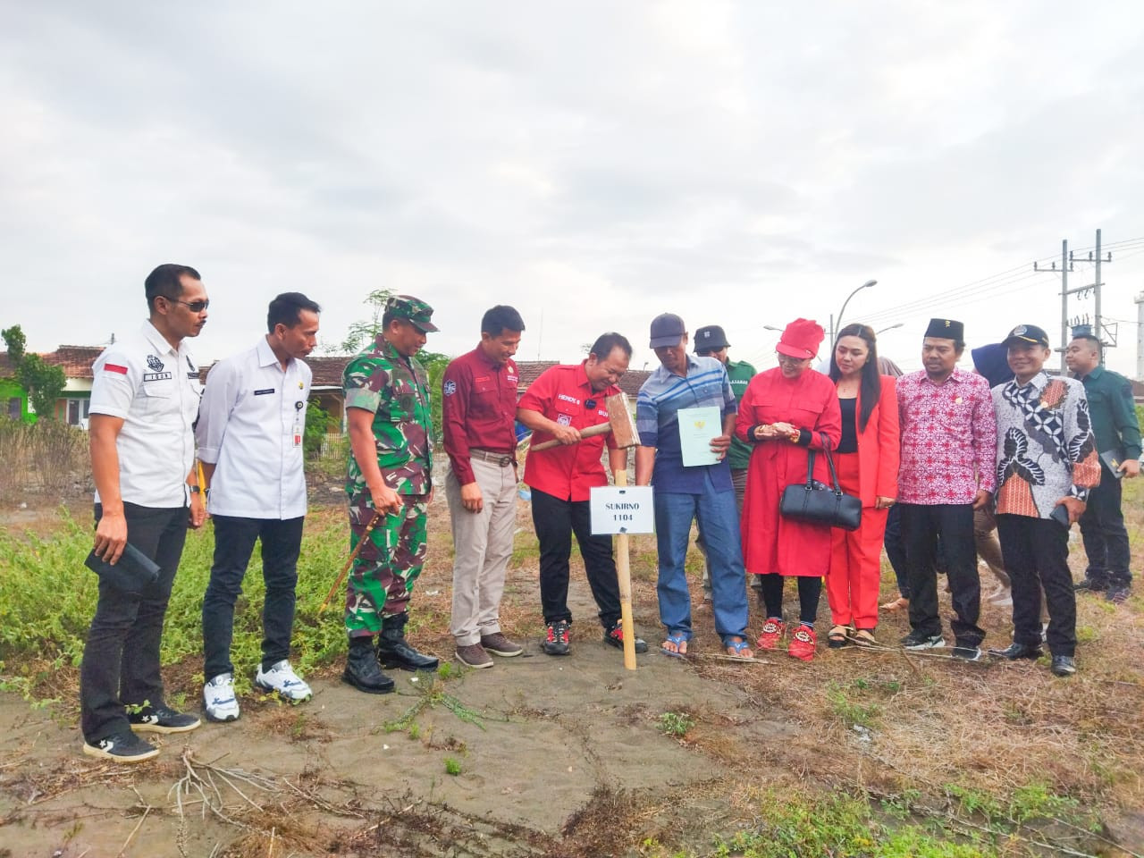 Penyerahan sertifikat tanah Land Consolidation di Puger (Foto: Diskominfo Jember/jatimnow.com)