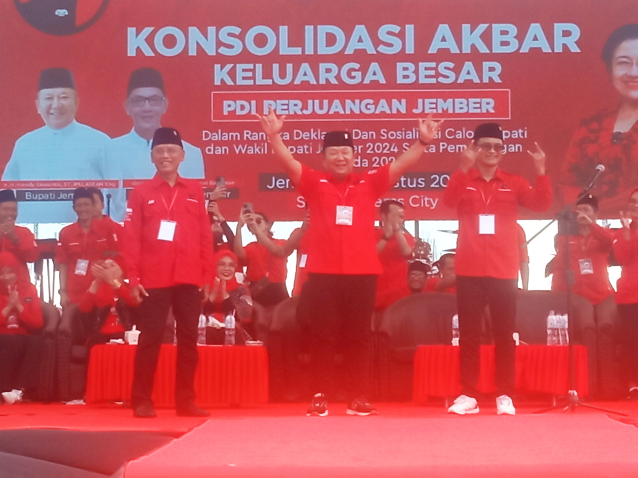 Hendy Siswanto dikukuhkan kader PDIP di Konaolidasi akbar (Foto: Sugianto/jatimnow.com)