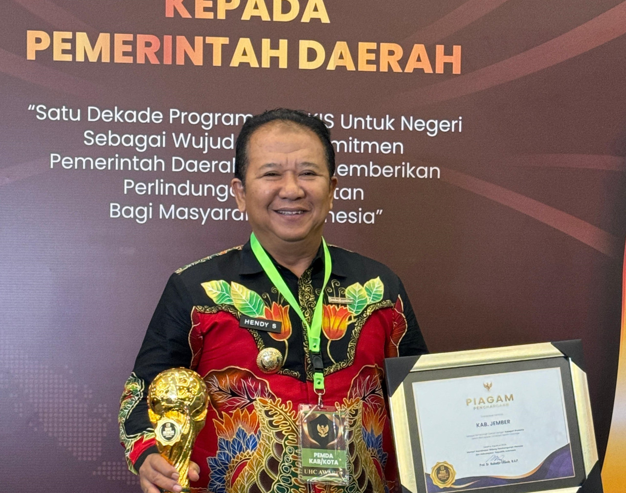 Bupati Hendy saat mendapatkan award UHC (Foto: HSC for jatimnow.com)