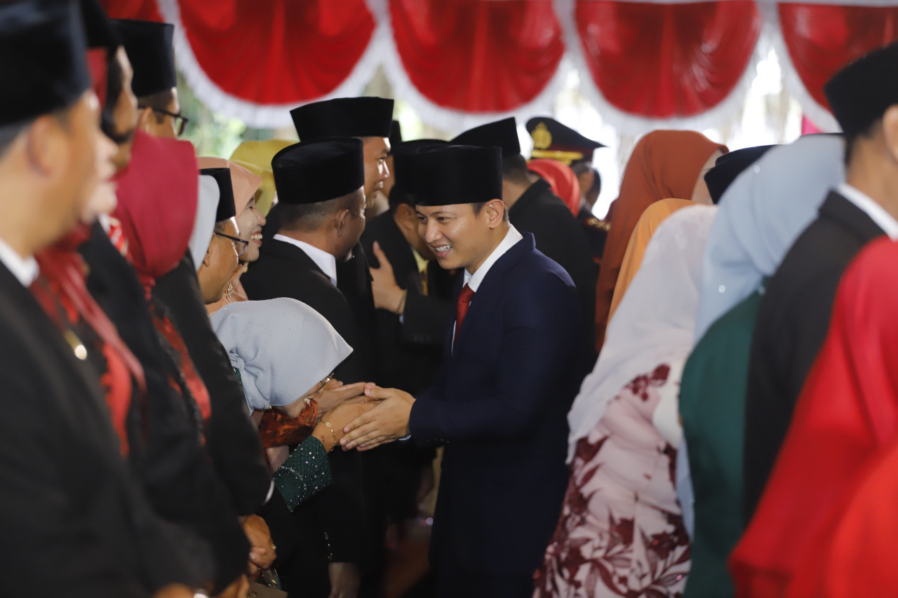 Bupati Trenggalek menyalami anggota DPRD Trenggalek usai pelantikan. (Foto: Dok Prokopim Trenggalek fot jatimnow.com)