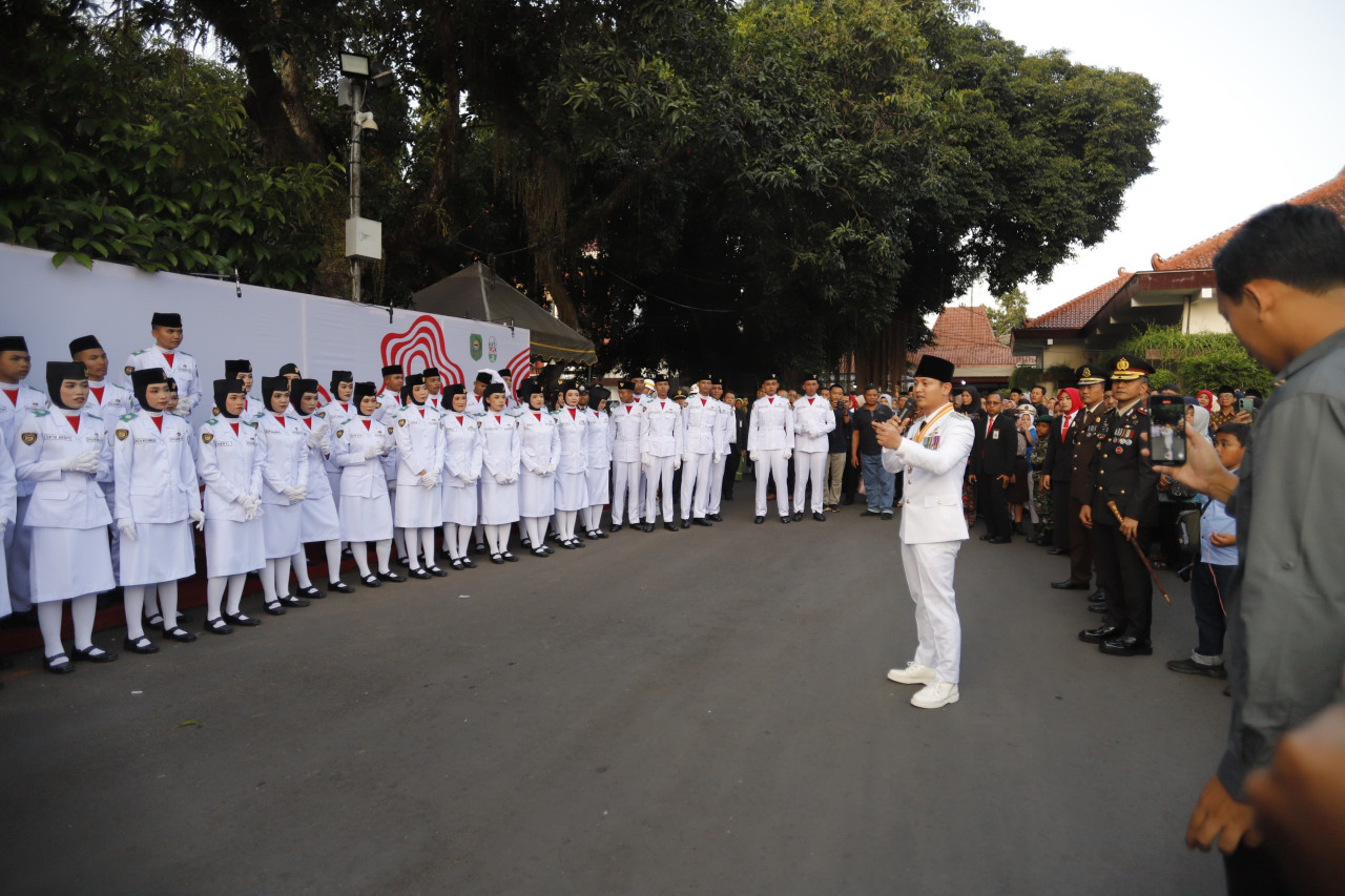 Bupati Trenggalek Mochamad Nur Arifin saat memberi ke anggota paskibraka. (Foto-foto: Prokopim Trenggalek)