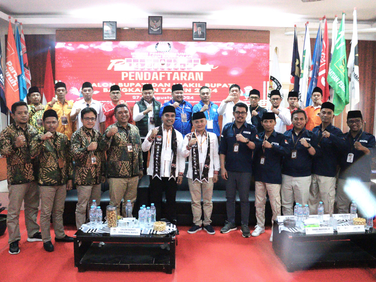 Pasangan Lukman Hakim-Fauzan Jakfar usai mendaftar ke KPU Bangkalan. (Foto: Fathor Rahman/jatimnow.com)