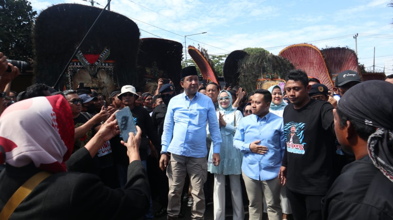 Dadak merak antar Ipong-Luhur daftar di KPU Ponorogo. (Foto: Ahmad fauzani/jatimnow.com)