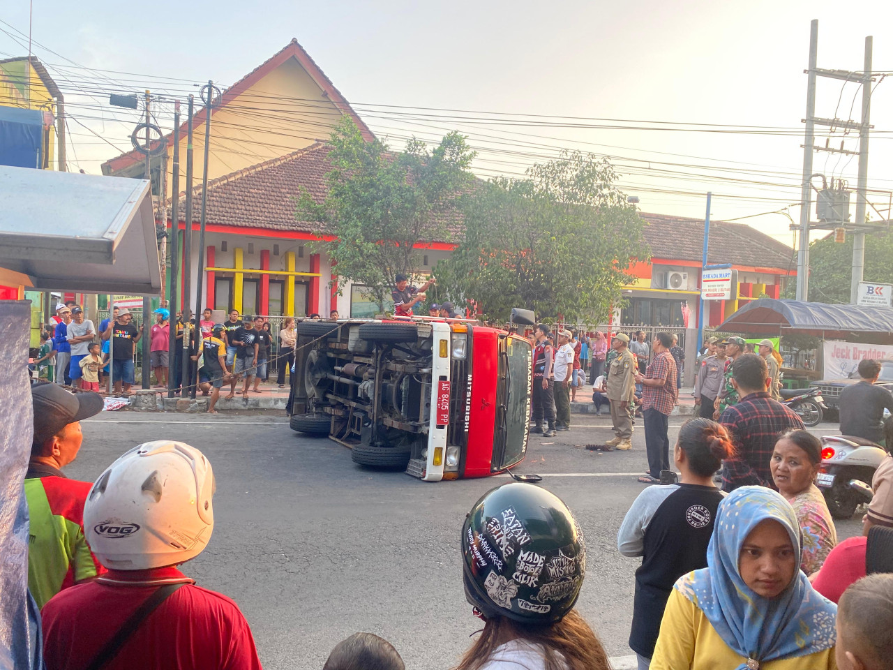 Mobil damkar Pemkot Blitar yang terguling. (Foto: Polres Blitar Kota)