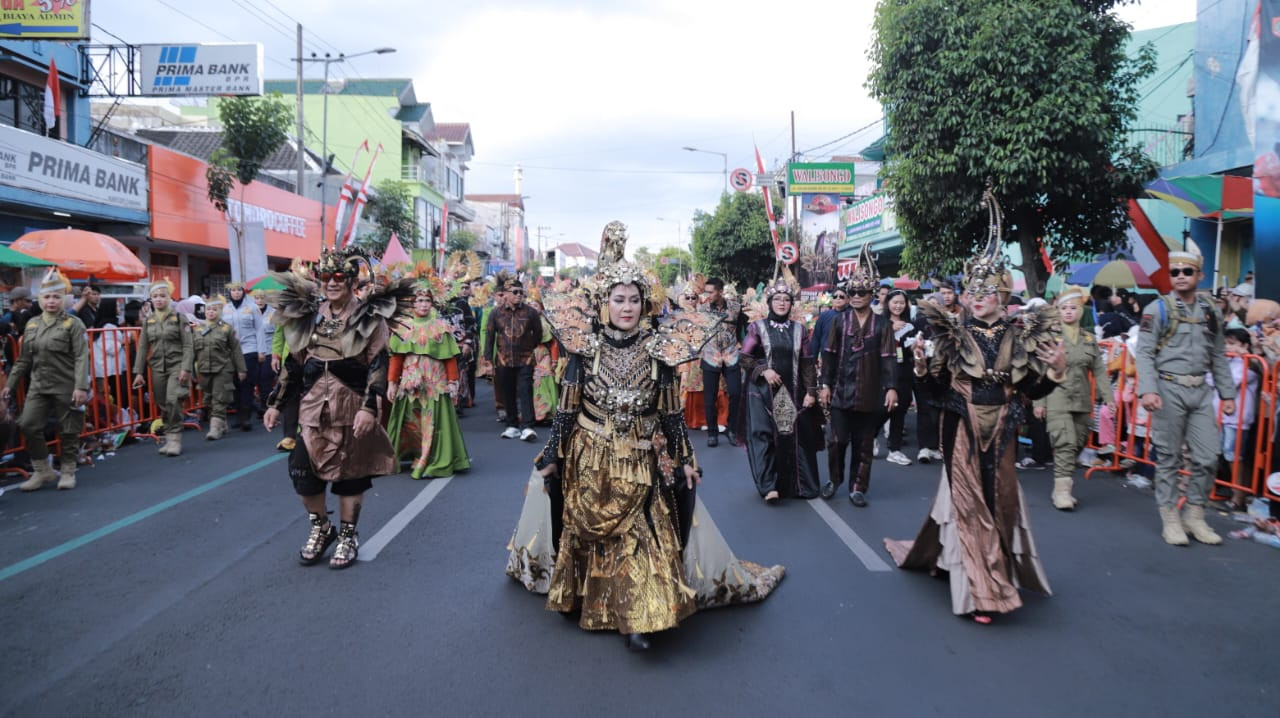 FOTO: Keindahan Kostum Jember Fashion Carnaval Berbahan Daur Ulang