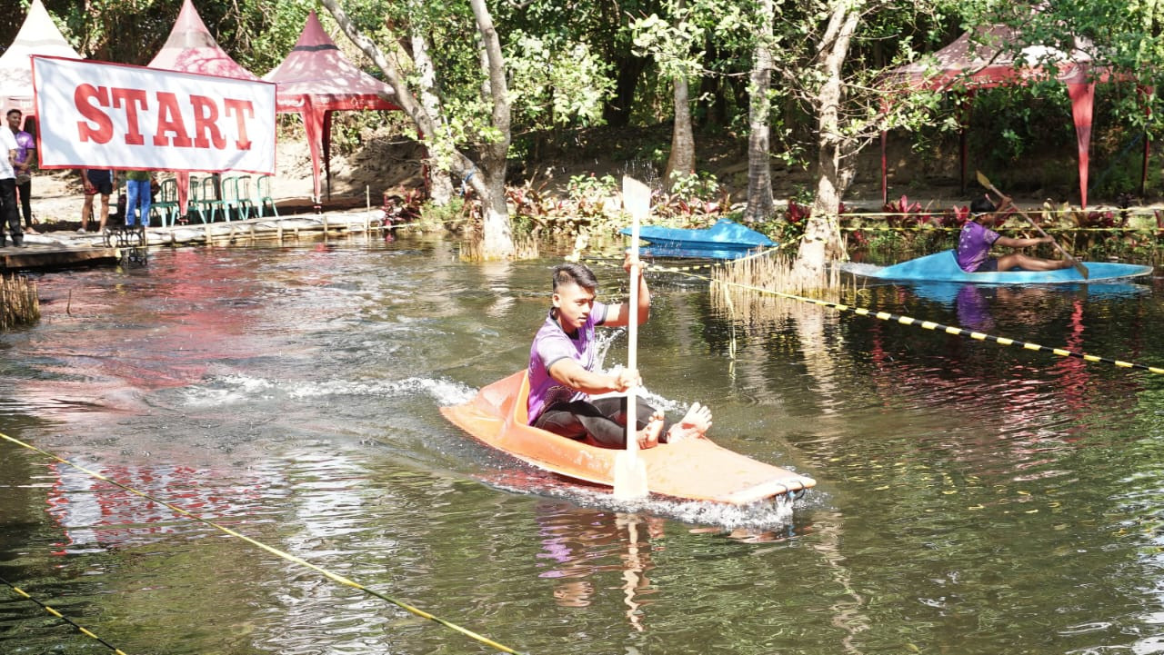 Ratusan Peserta Adu Cepat Dayung Kano di Pantai Cacalan Banyuwangi
