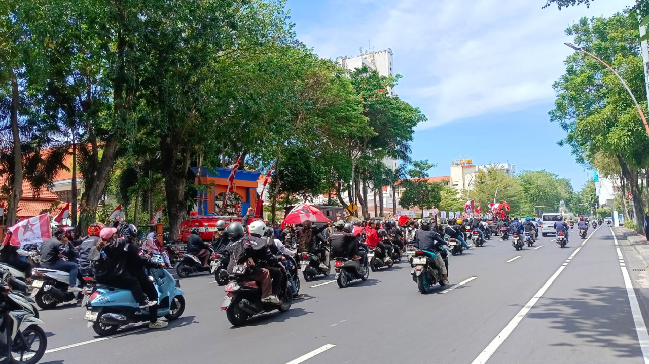 Massa GMNI bergerak menuju Kantor DPRD Provinsi Jatim di Jalan Indrapura Surabaya. (Foto: Misbahul Munir/jatimnow.com)