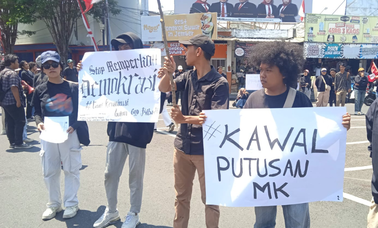 Mahasiswa Jember Demo Tuntut Presiden dan DPR RI Patuhi Putusan MK