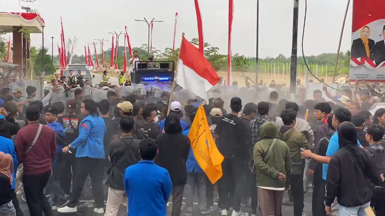 Mahasiswa PMII saat gelar aksi demonstrasi di depan kantor DPRD. (Foto: Misbahul Munir/jatimnow.com)