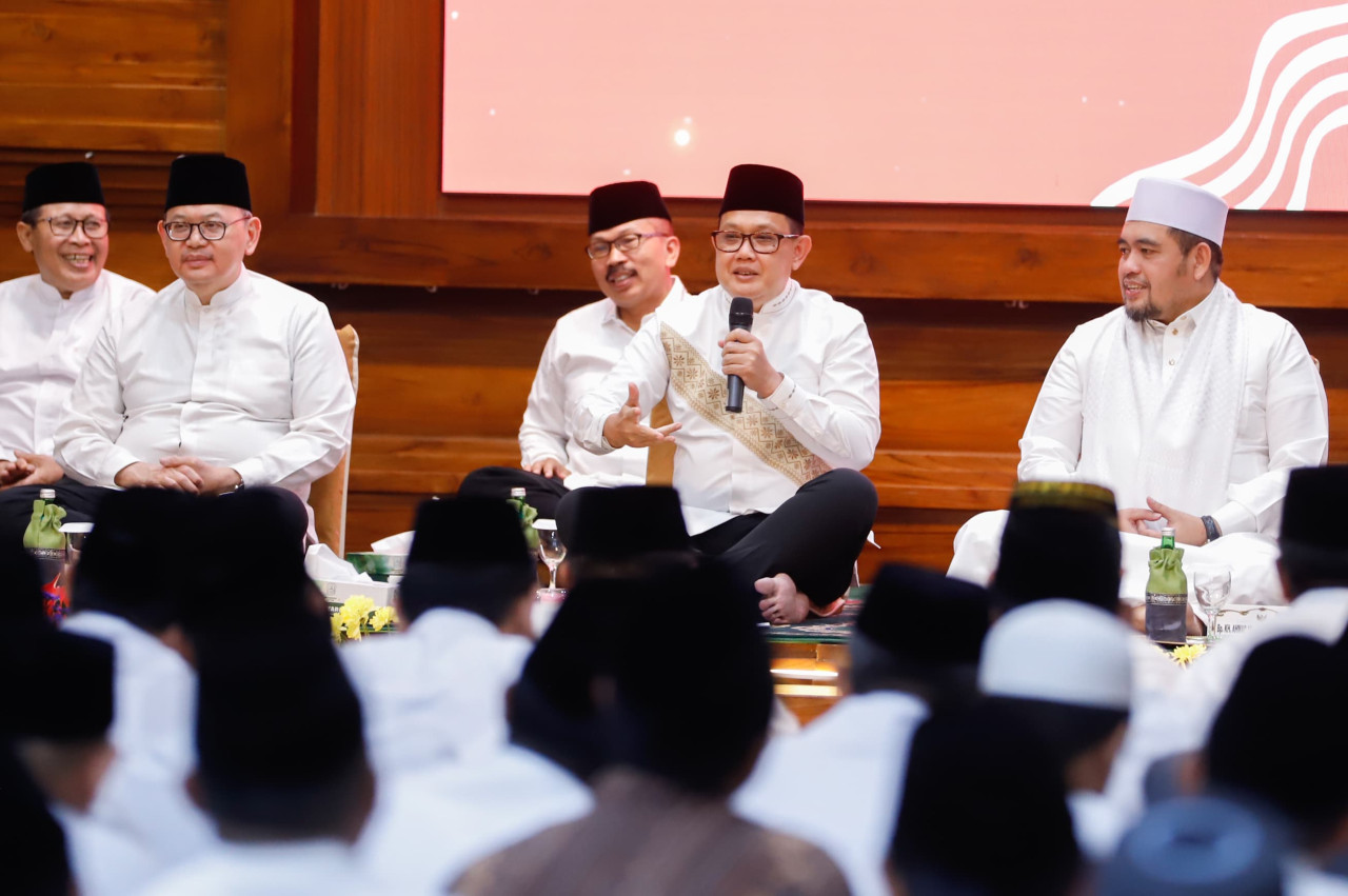 Pj Gubernur Jawa Timur Adhy Karyono saat menggelar dzikir dan doa kebangsaan peringatan Hari Kemerdekaan RI ke-79 tahun di Grahadi. (Foto: Ni'am Kurniawan/jatimnow.com)