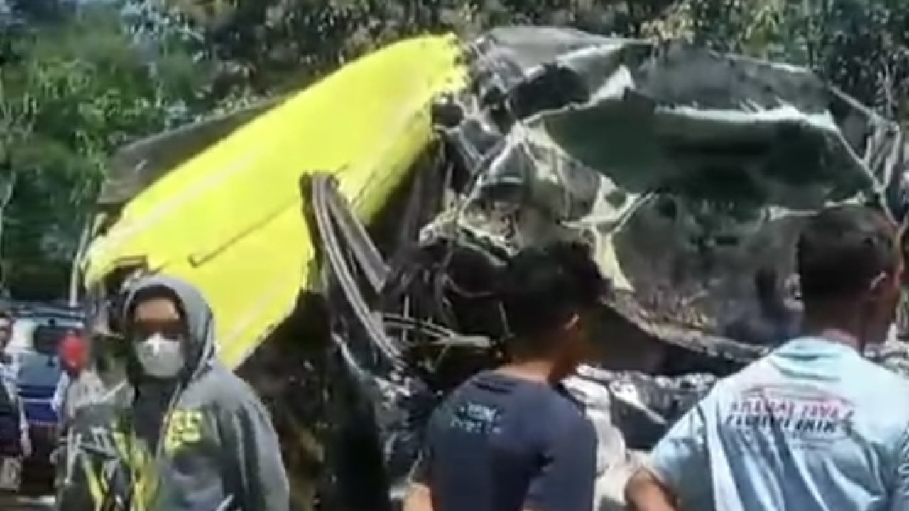 Elf yang mengangkut wisatawan Surabaya ringsek usai kecelakaan di jalur wisata Bromo. (tangkapan layar video warga)