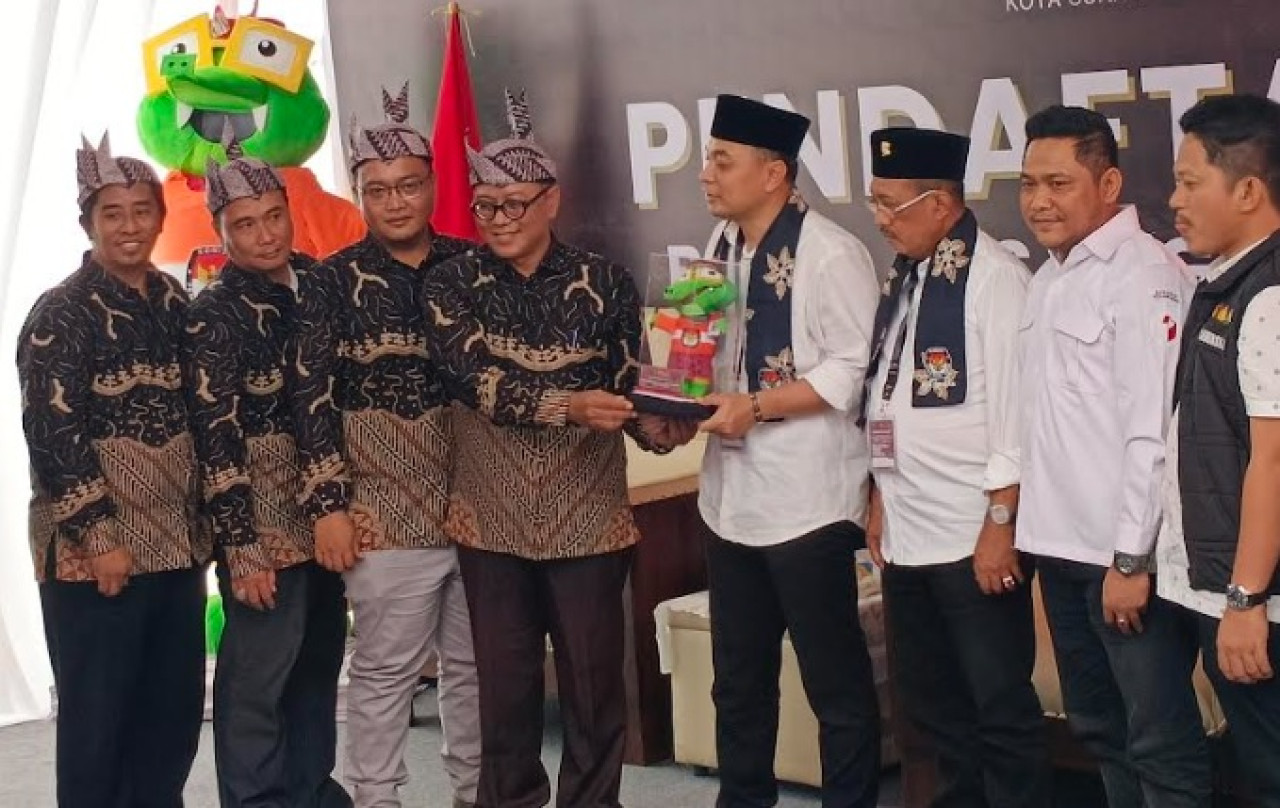 Eri Cahyadi dan Armuji resmi mendaftarkan ke KPU Surabaya. (Foto: Misbahul Munir/jatimnow.com)