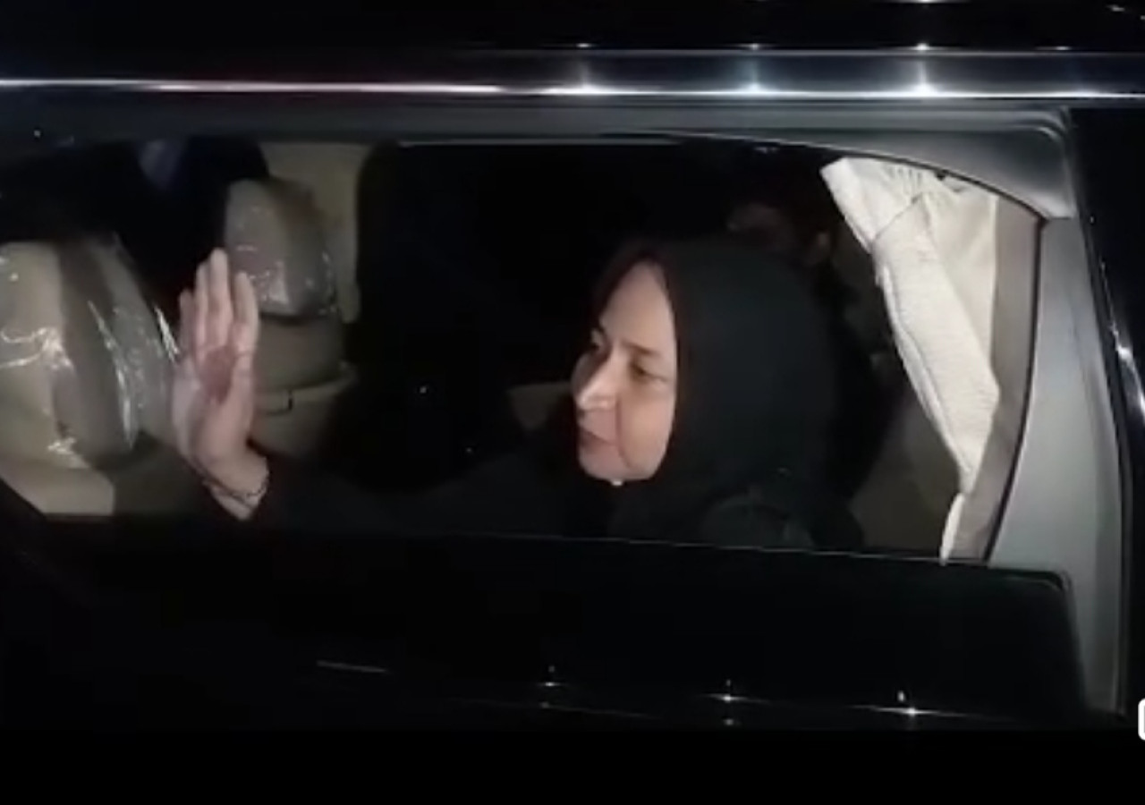 Mantan Bupati Jember dr. Faida mendatangi KPU Jember malam hari (Foto: Sugianto/jatimnow.com)