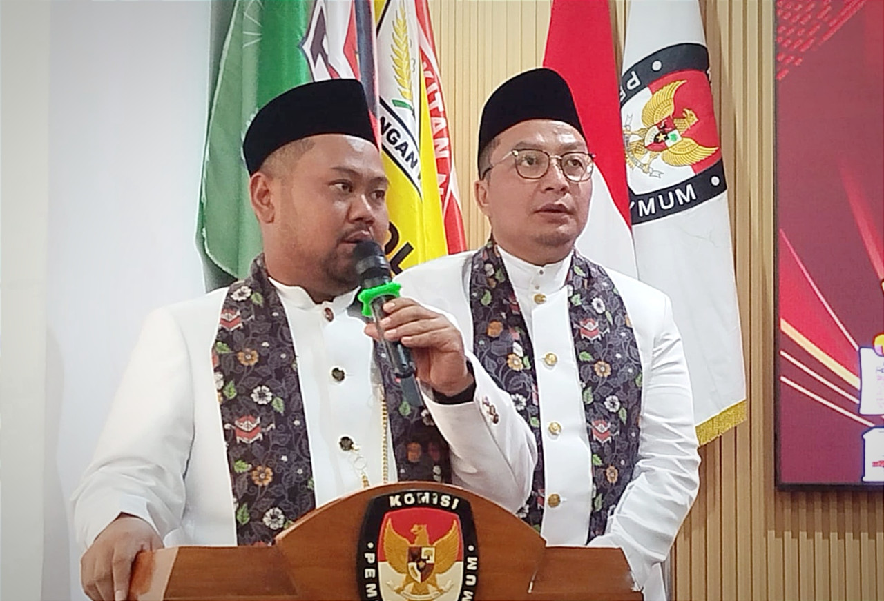 Fandi Akhmad Yani dan dr. Asluchul Alif saat mendaftar sebagai calon bupati dan wakil bupati ke KPU Kabupaten Gresik. (Foto: tim media Ya-Alif for jatimnow.com)