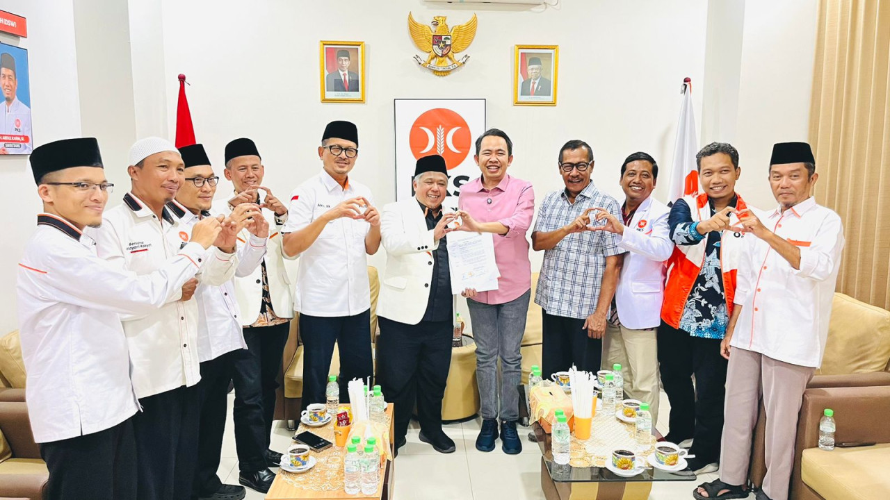 Gus Fawait menerima surat rekom dari PKS maju Pilkada Jember. (Foto: Khus for jatimnow.com)