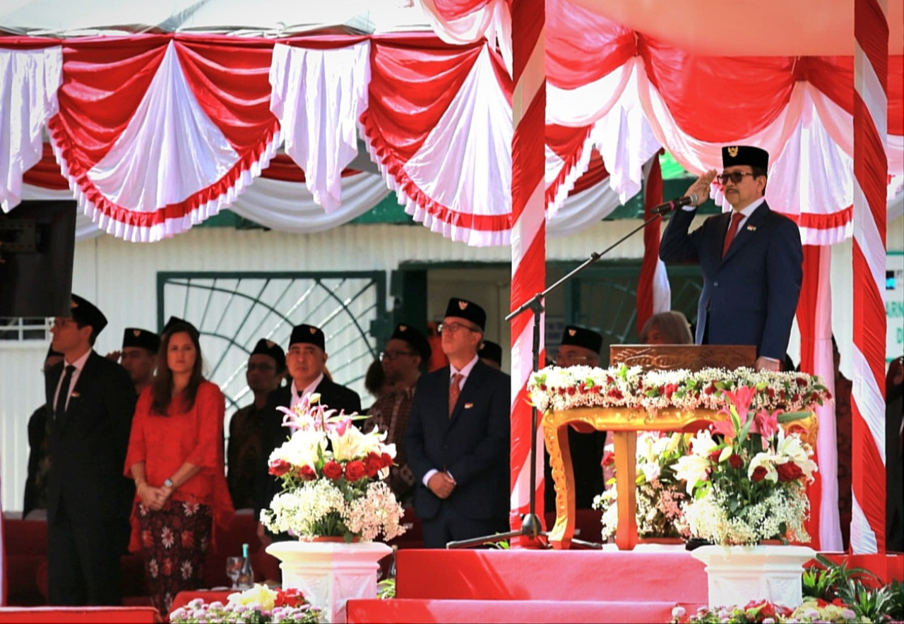 Presiden Direktur PTFI Tony Wenas saat memimpin upacara pengibaran bendera memperingati HUT ke-79 RI di PTFI. (Foto: PTFI for jatimnow.com)