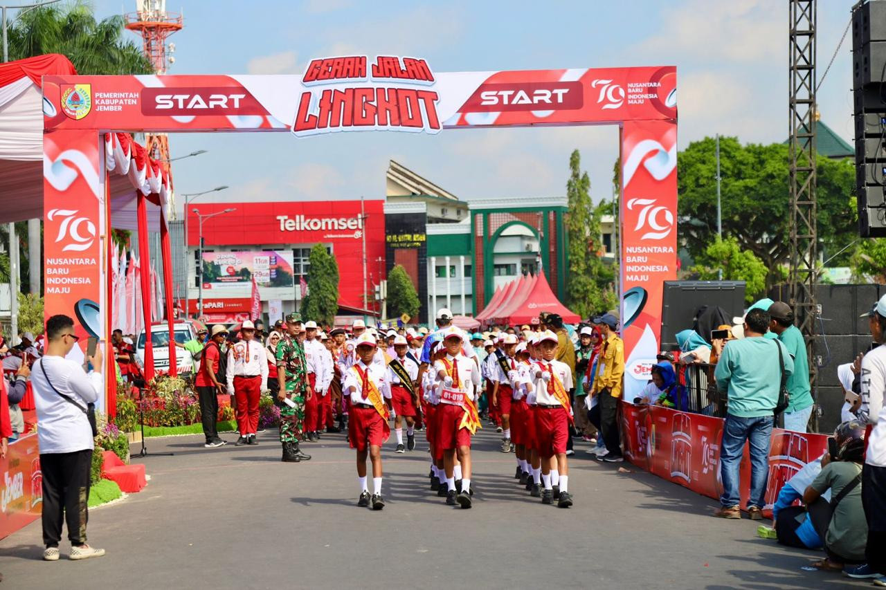 Pelajar di Jember mengikuti gerak jalan keliling kota (Foto: Diskominfo for jatimnow.com)