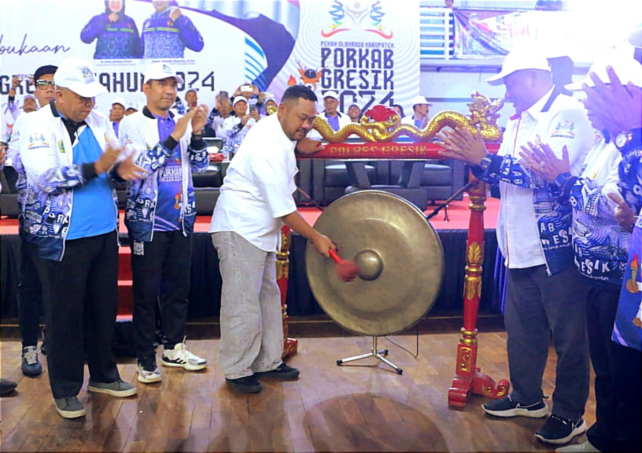 Bupati Gresik Fandi Akhmad Yani memukul gong sebagai tanda dimulainya Porkab Gresik 2024. (Foto: Diskominfo Pemkab Gresik/jatimnow.com)