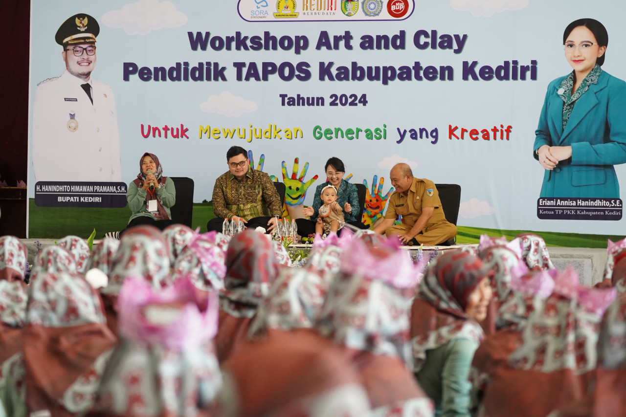 Mas Dhito saat menghadiri workshop Art and Clay bagi pendidik tapos di Gedung Bagawanta Bhari. (Foto: Pemkab Kediri/jatimnow.com)