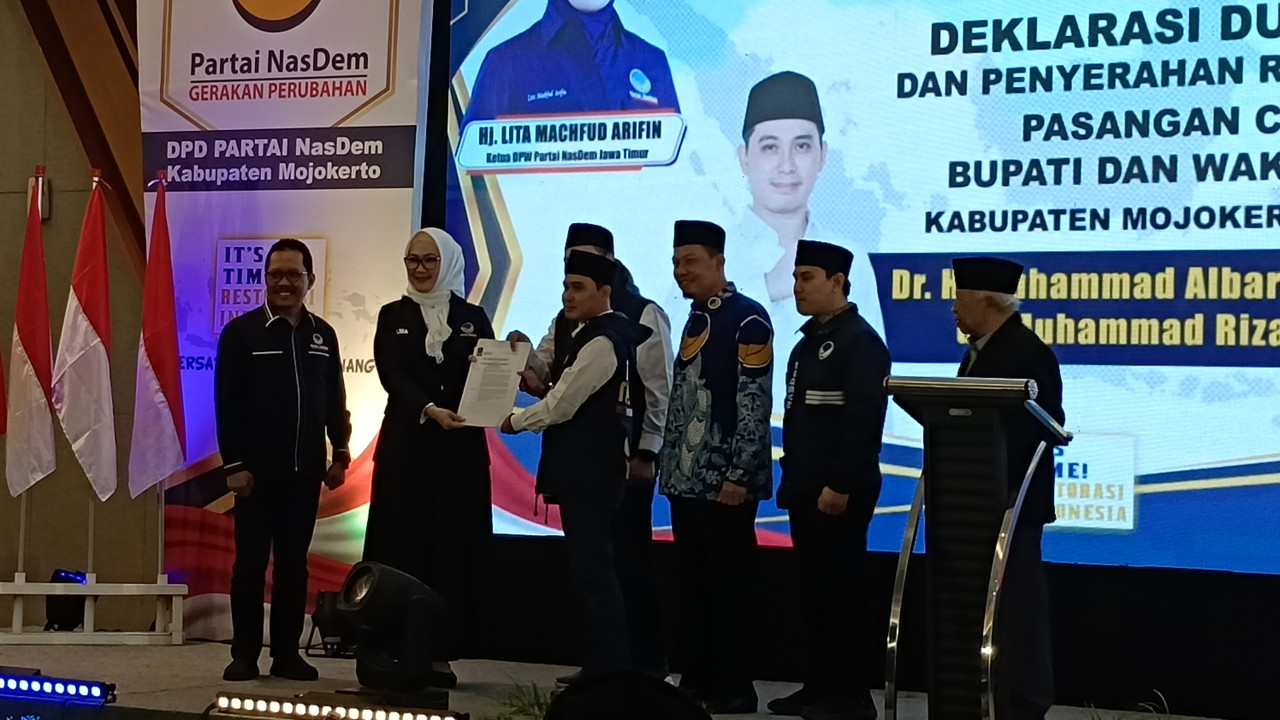 Pasangan Mubarok ini telah resmi mendapatkan surat keputusan B1KWK atau rekomendasi dari Partai NasDem . (Foto: Misbahul Munir/jatimnow.com)