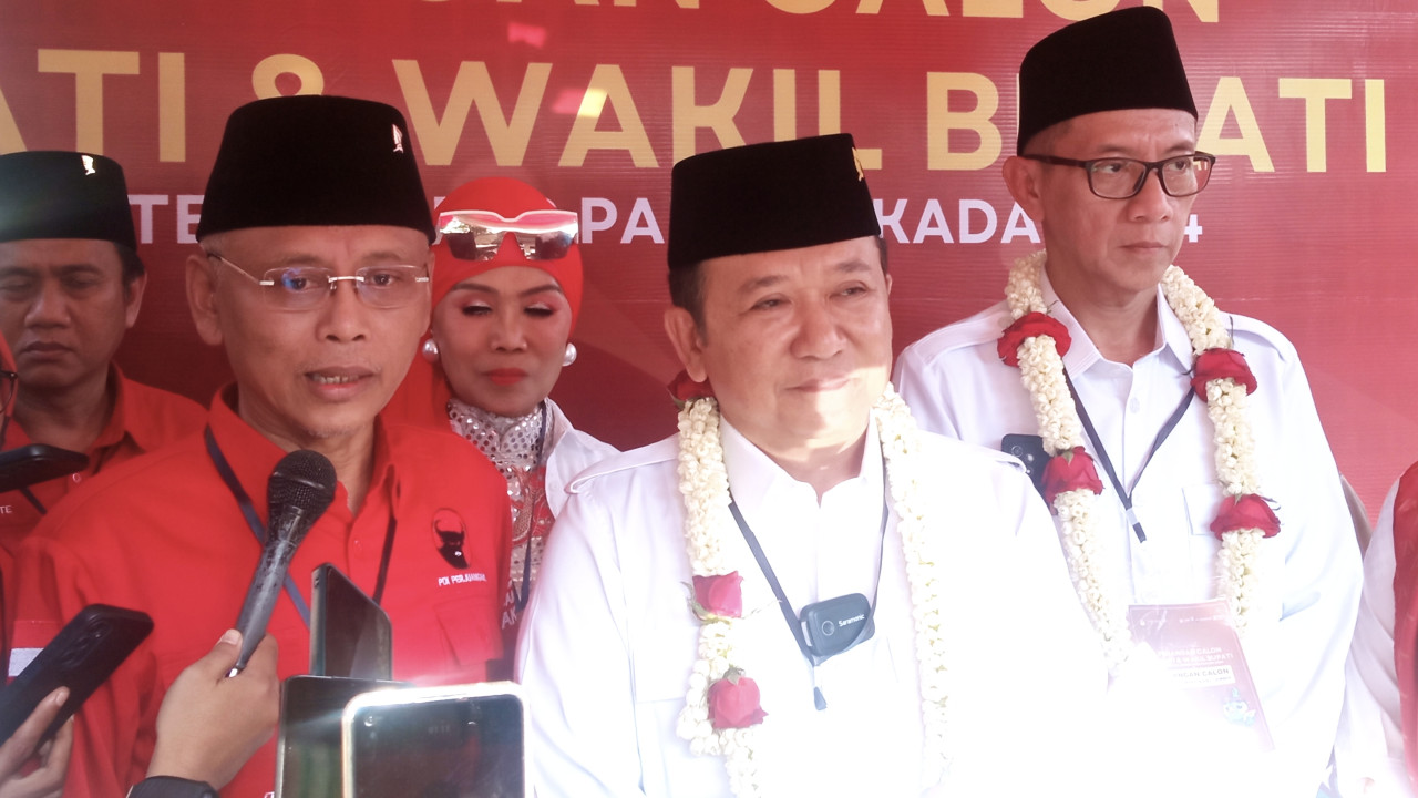 Didampingi Ketua DPC PDIP Hendy Gus Firjaun mendaftar ke KPU. (Foto: Sugianto/jatimnow.com)