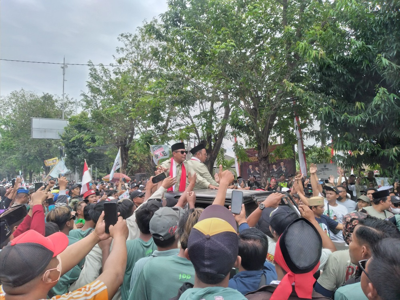 Gus Haris-Ra Fahmi saat mendatangi Kantor KPU untuk daftar Cabup-Cawabup. (Foto: Haryo Agus/jatimnow.com)