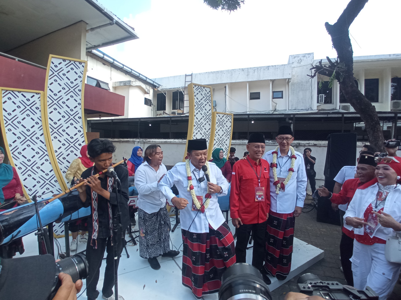 Hendy - Gus Firjaun didampingi Ketua DPC PDIP Arif Wibowo menyanyikan lagu Tanduk Majeng. (Foto: Sugianto/jatimnow.com)