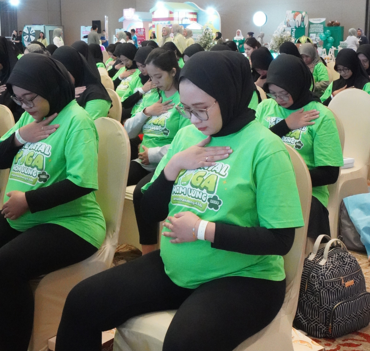 Ratusan Ibu Hamil antusias mengikuti Prenatal Yoga dari Mom Uung (foto: Mom Uung for jatimnow.com)