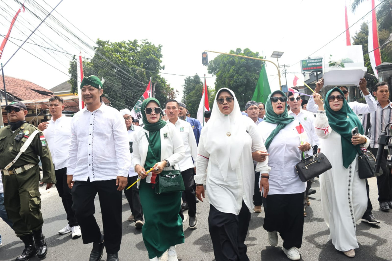 Deny Widyanarko-Mudawamah daftar ke KPU. (Foto: Galuh for jatimnow.com)