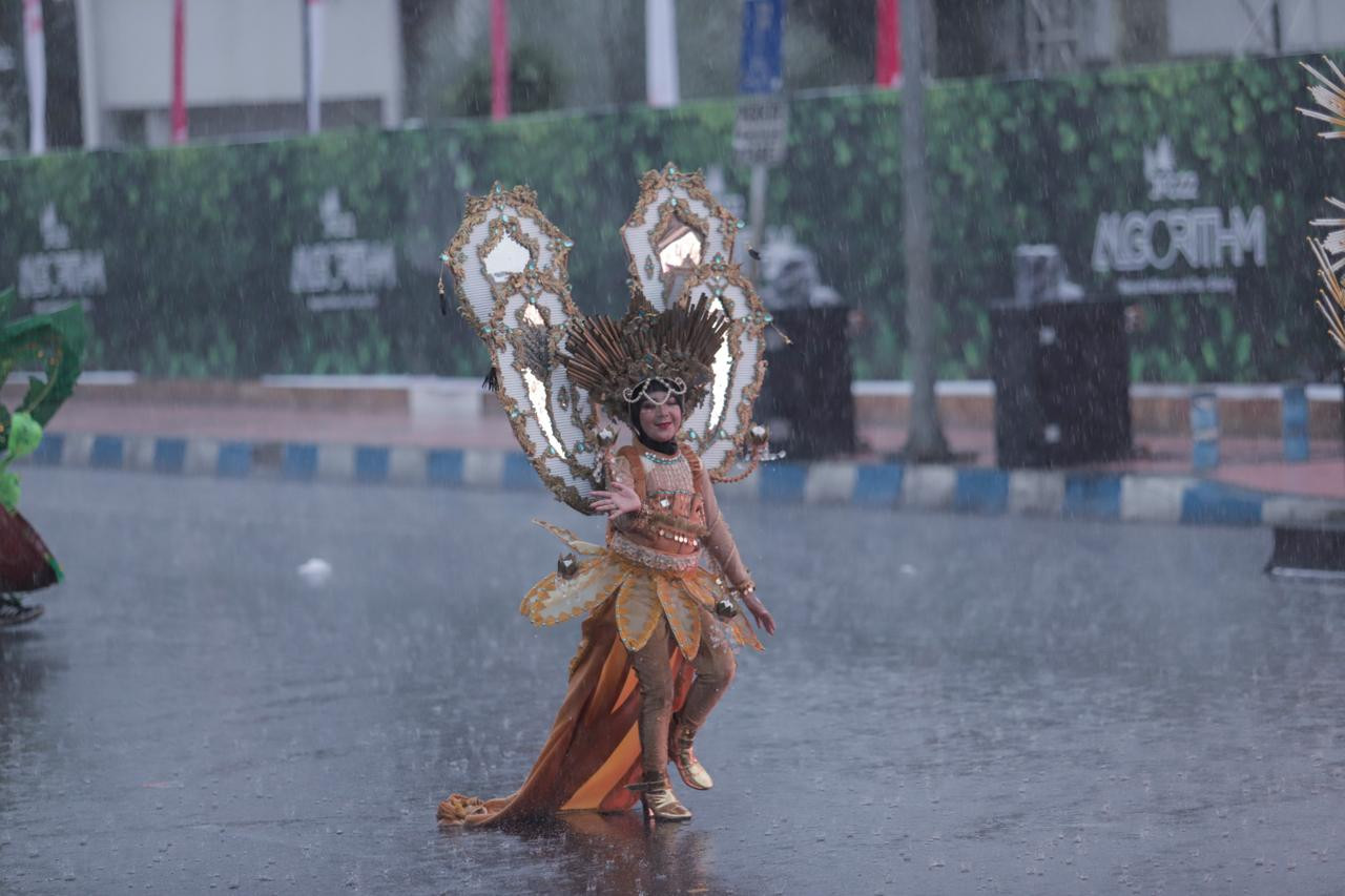 Peserta JFC World Kids Carnival diguyur hujan (Foto: Diskominfo for jatimnow.com))