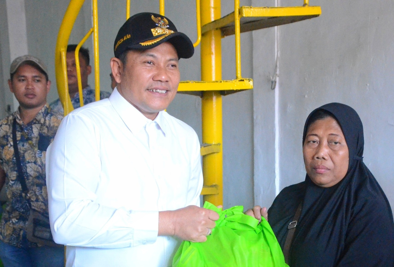 Plt. Bupati Sidoarjo, H. Subandi, SH MKn menyerahkan bantuan sosial (Bansos) kepada pedagang yang terdampak kebakaran di Pasar Krian Sidoarjo. (Foto:  Ahaddiini HM/jatimnow.com).