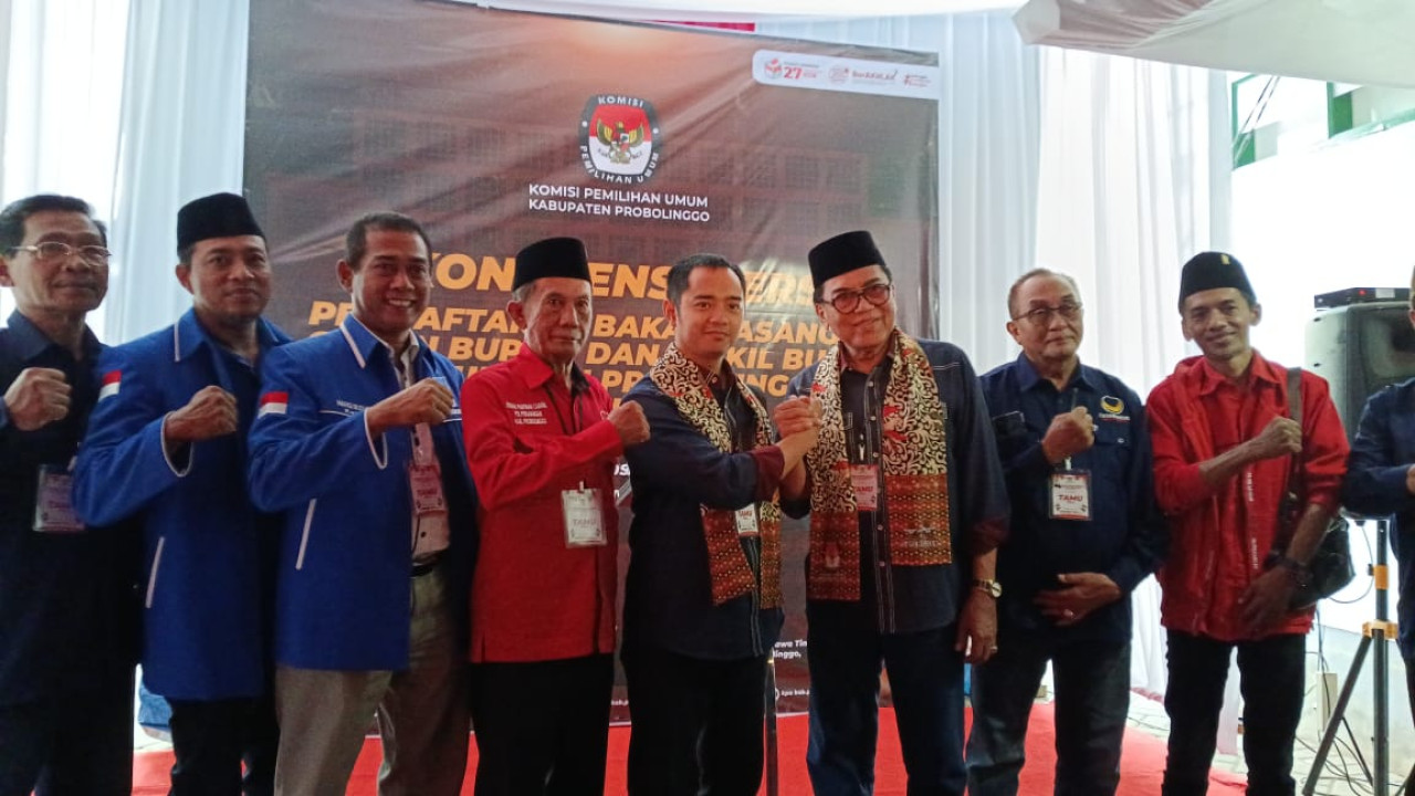 Zulmi-Rasit didampingi para pendukung usai mendaftar calon bupati dan calon wakil bupati Probolinggo (Haryo Agus/jatimnow.com)