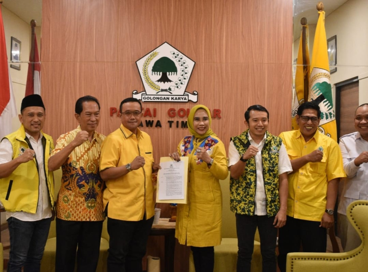 Mimik saat menerima form B1KWK di Kantor Golkar Jatim (foto: Golkar Sidoarjo for jatimnow.com)