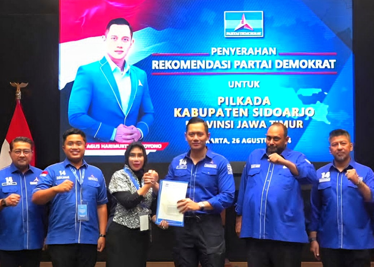 Mimik saat menerima rekom dari Demokrat (foto: Demokrat Sidoarjo for jatimnow.com)