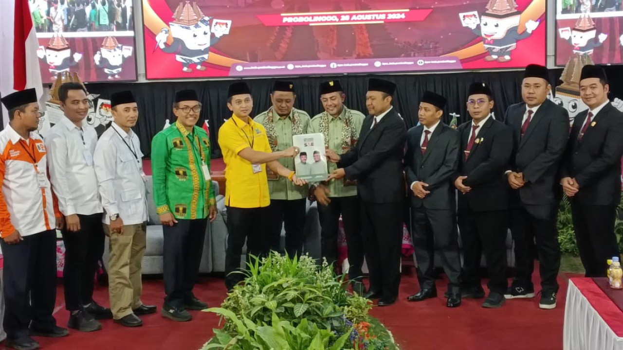 Gus Haris-Ra Fahmi didampingi partai pengusung menerima dokumen hasil pemeriksaan berkas (Foto: Haryo Agus/jatimnow.com)