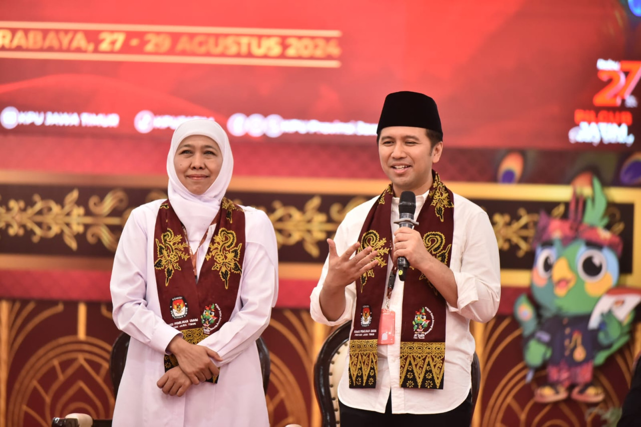 Pernyataan resmi Khofifah - Emil di dampingi 15 parpol pengusung di Kantor KPU Jatim (foto: Ni'am Kurniawan/jatimnow.com)